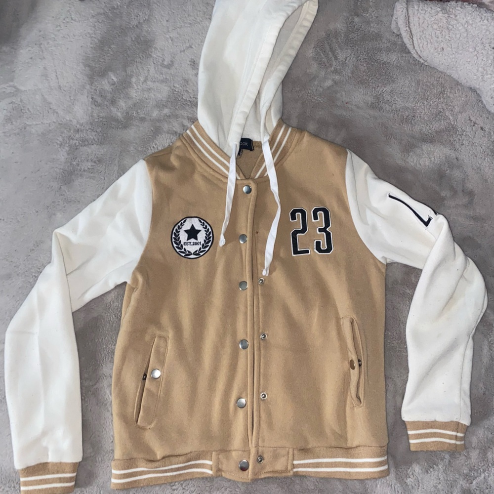 New Look - 23 Patch Graphic Hooded Baseball Jacket - Tan/Creme - S